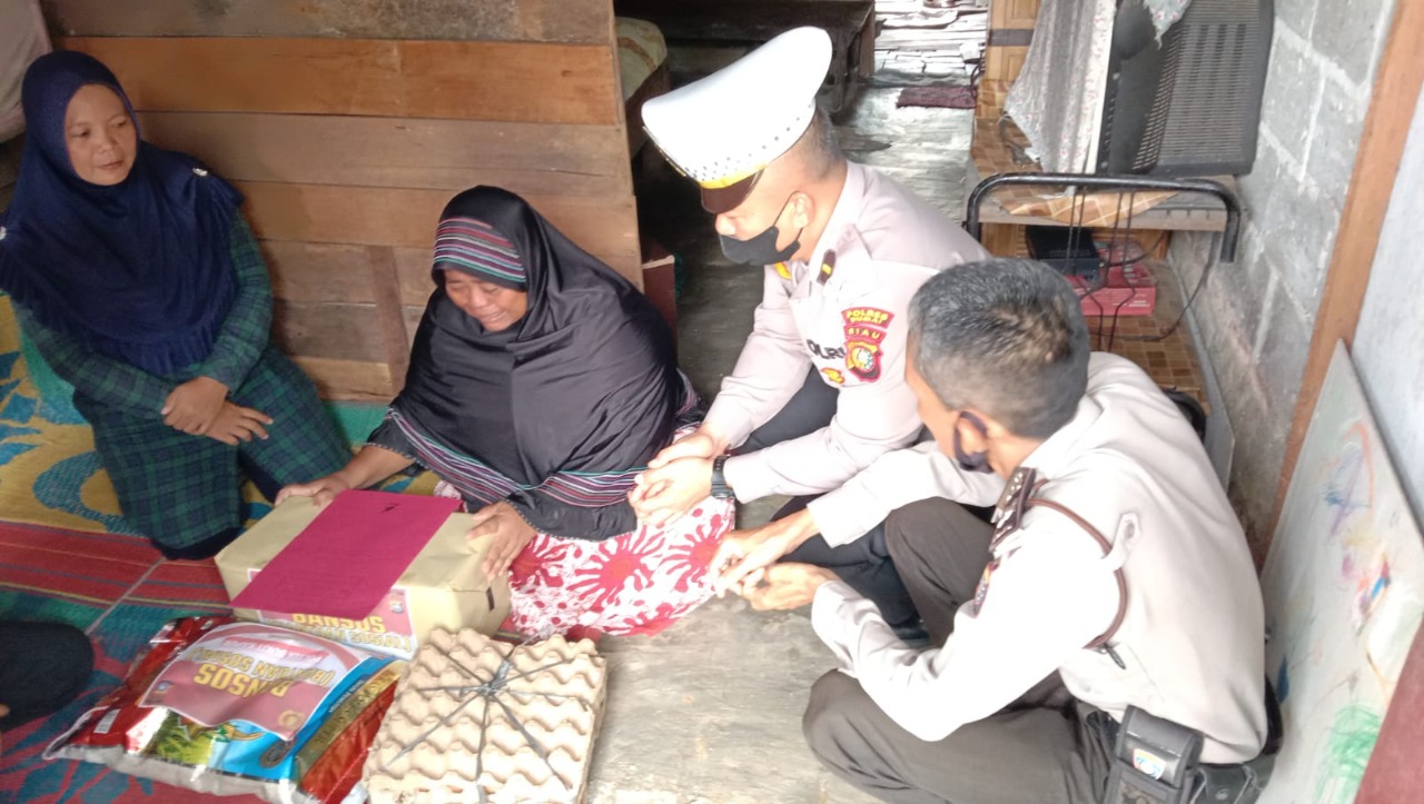 Kali ini, Kapolsek Bukit Kapur Datangi Rumah Sarni dan Berikan Bantuan